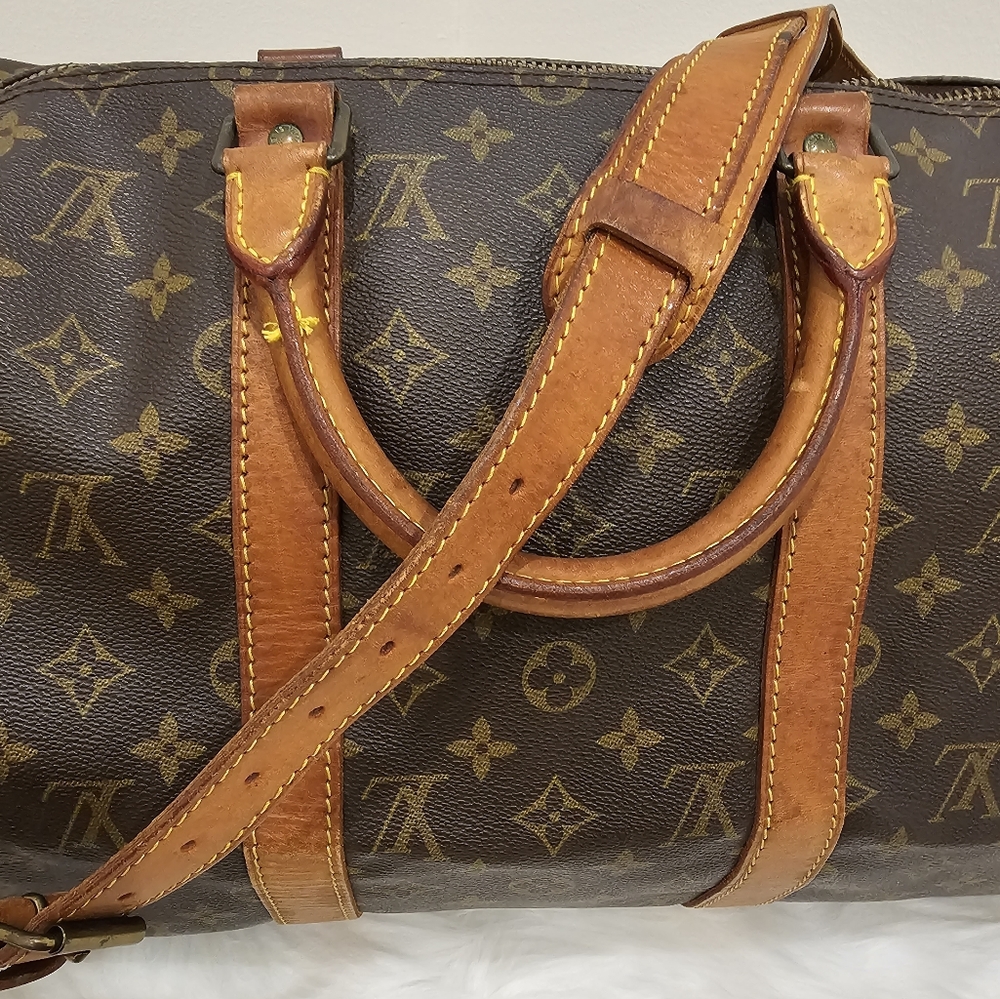 Authentic LV Keepall Bandoulière 50 in Good Condition in Classic Monogram - Picture 2 of 15